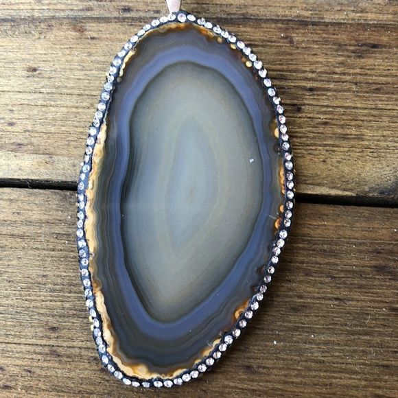 9- Polished Natural Geode Slice Pendant in Neutral Tones Crystal Surround! EUC - Picture 4 of 12